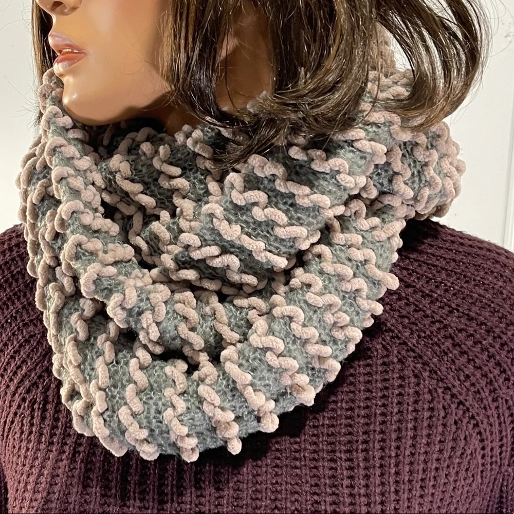 *Madison88 Women’s Pink & Gray Infinity Scarf